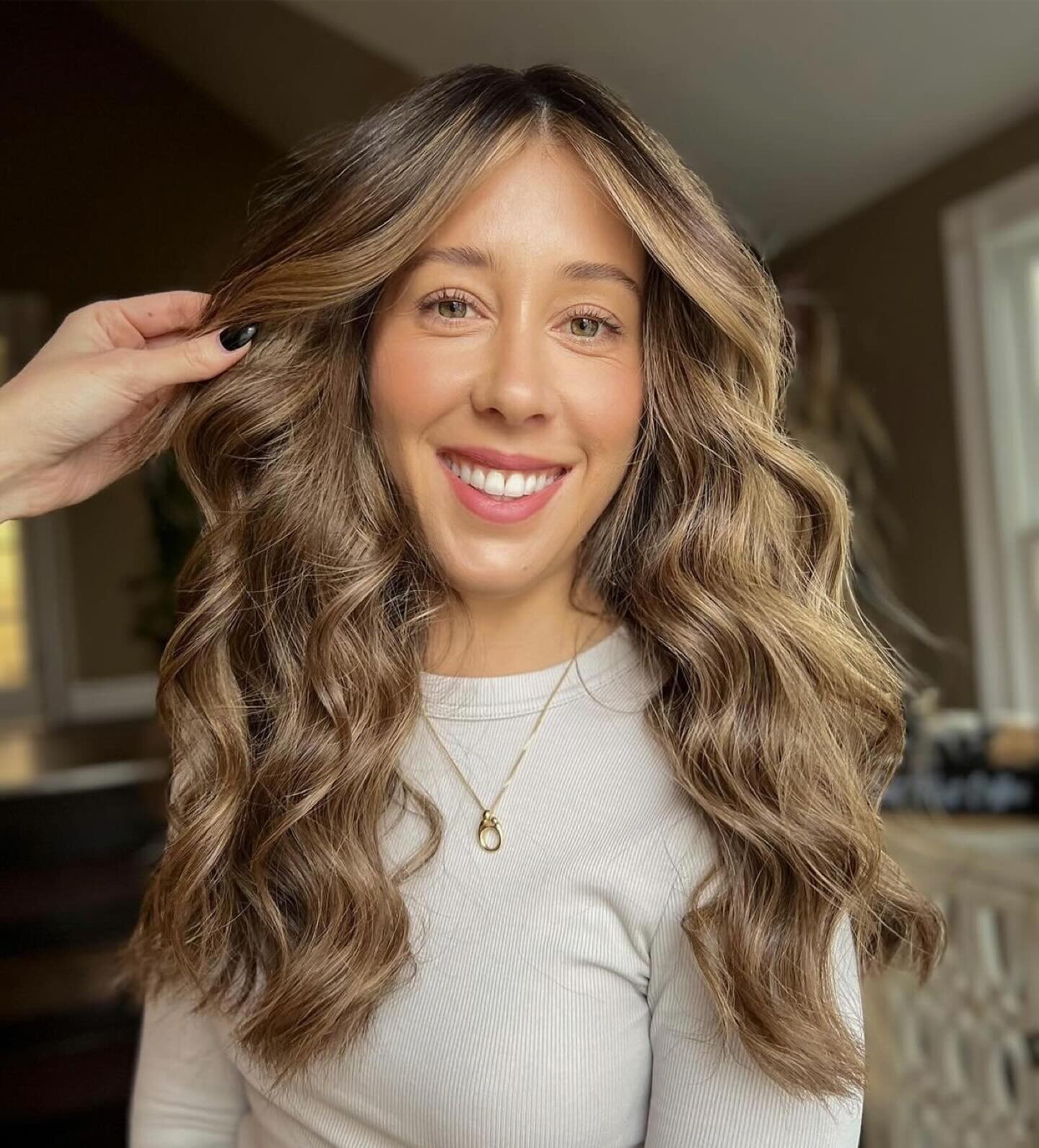 Incredible work from @hairbypeytonshields  on the beautiful 
@eleni_apostolopoulos 🫶🏼

Peyton is accepting new guests &amp; loves to create custom colors including this dimensional balayage with a bright face frame🤍 

#hairbypeytonshields #brunett