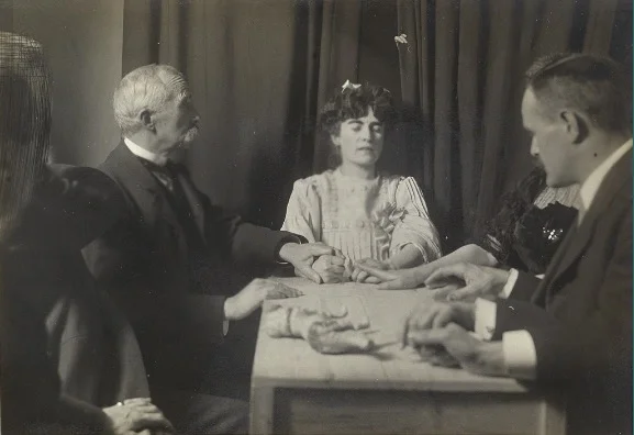 Sessões de materialização com Linda Gazzera