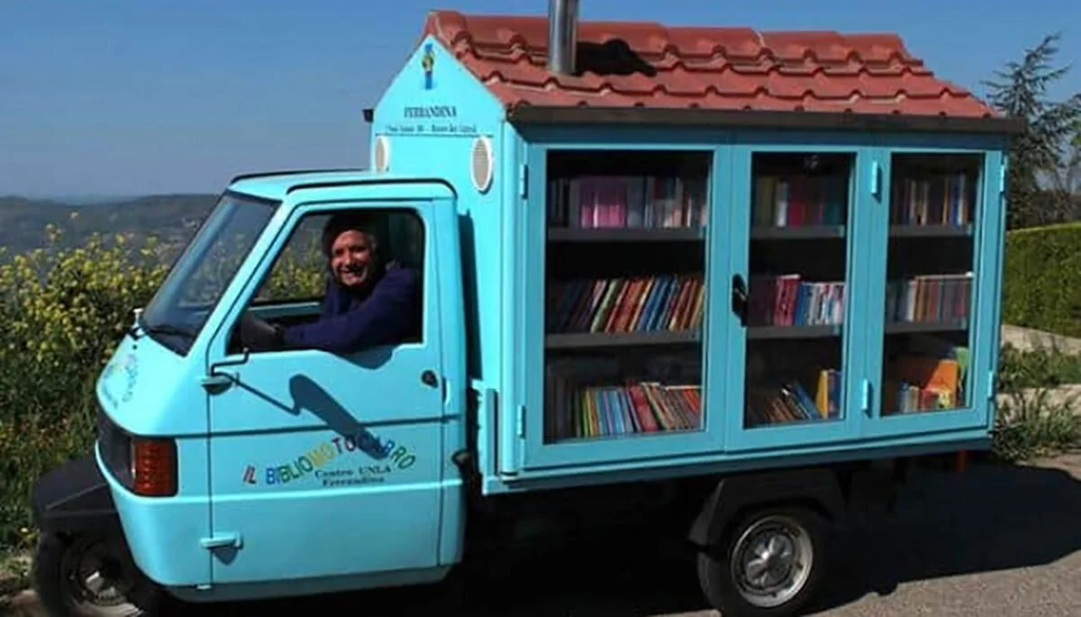 Aposentado, amante de livros, cria biblioteca móvel