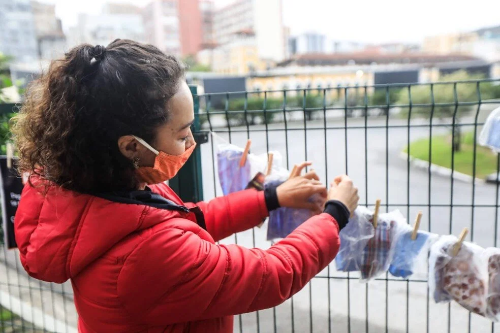 Varal com máscaras para doação