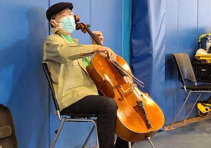 Violoncelista toca para agradecer após tomar 2ª dose da vacina