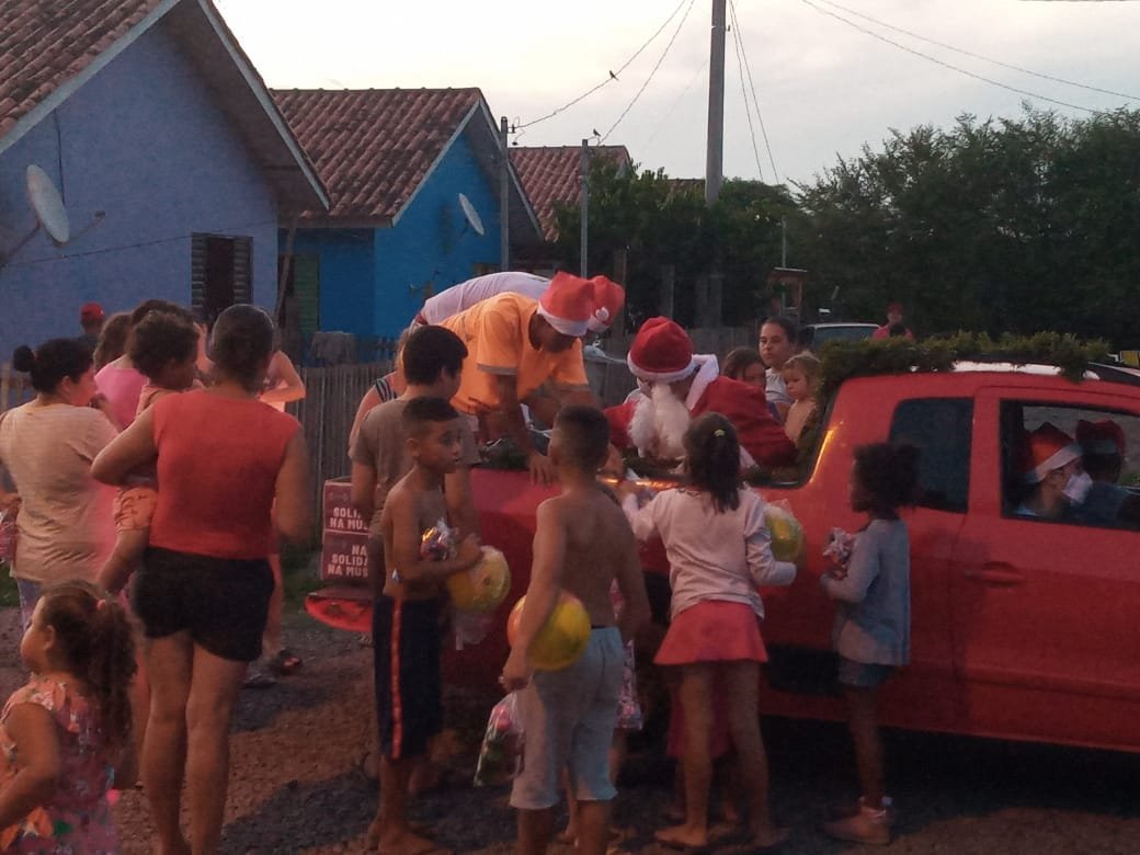 Gari faz campanha de Natal para doar doces e brinquedos