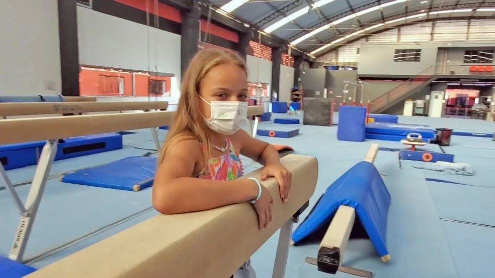 Menina que treina em laje ganha bolsa do Flamengo