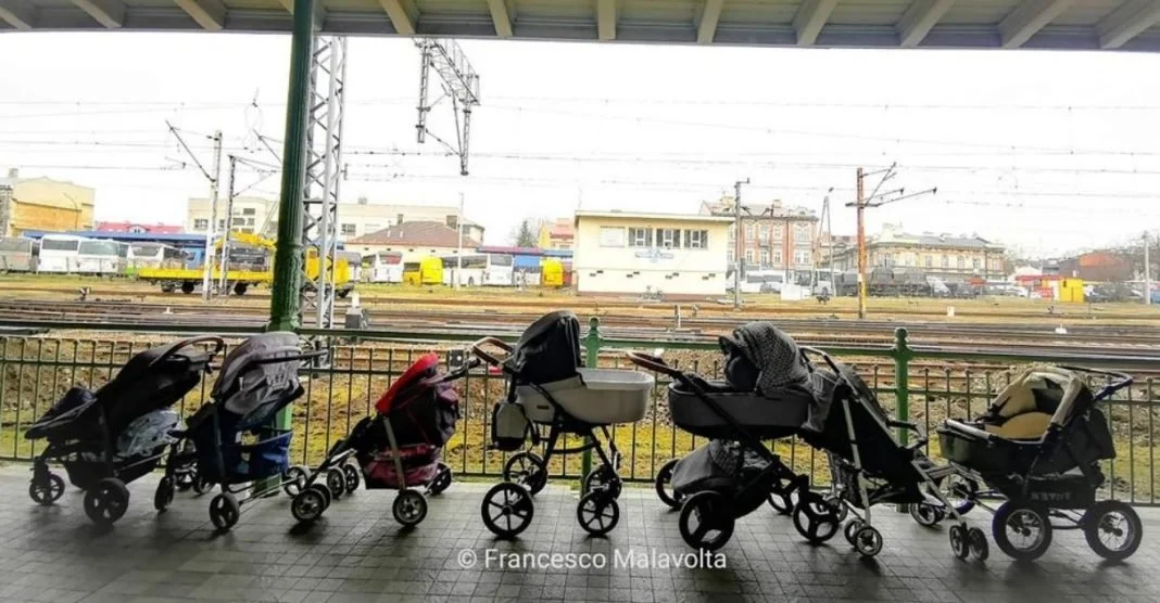 Mães polonesas deixam carrinhos de bebês para mães ucranianas 
