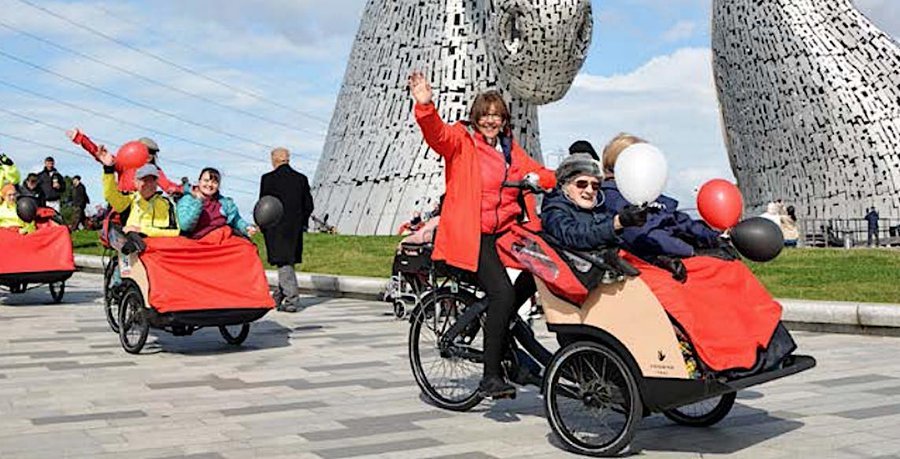 Voluntários oferecem passeios de bike para combater solidão entre idosos que vivem em asilos