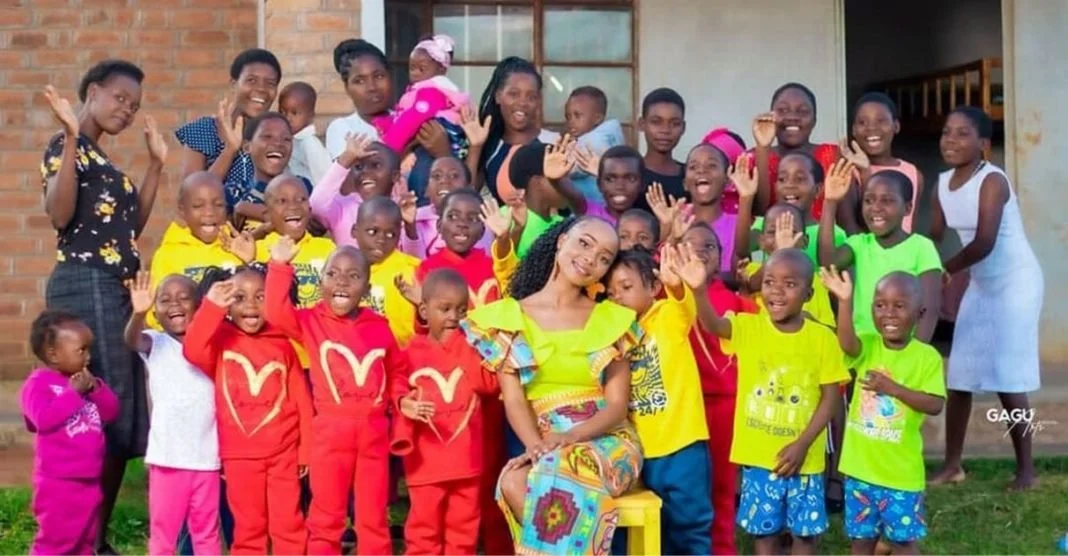 Jovem de 23 anos adota 33 crianças abandonadas