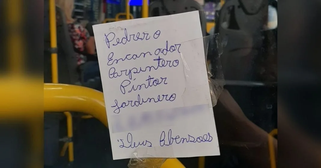 Internautas ‘salvam’ pedreiro que colou pedido de emprego em ônibus