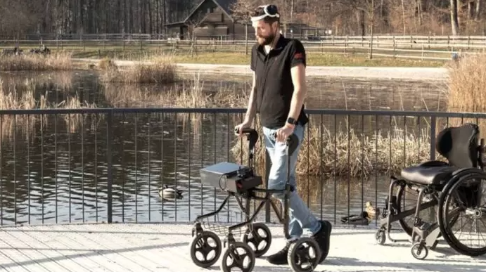 Homem paraplégico volta a andar com IA que lê pensamentos