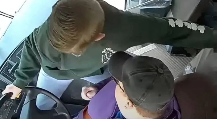 Menino de 13 anos salva colegas ao assumir controle de ônibus 