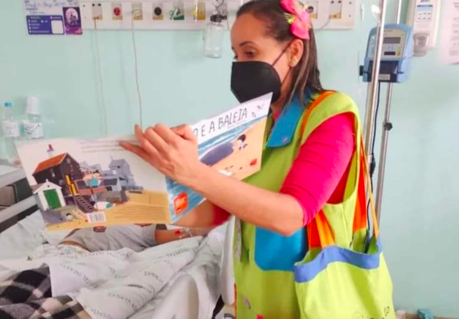 Contadores de histórias levam o lúdico para hospitais e escolas 