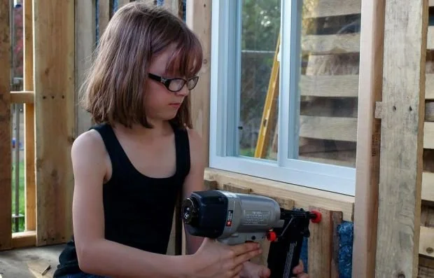 Menina de 9 anos cria abrigos para sem-teto