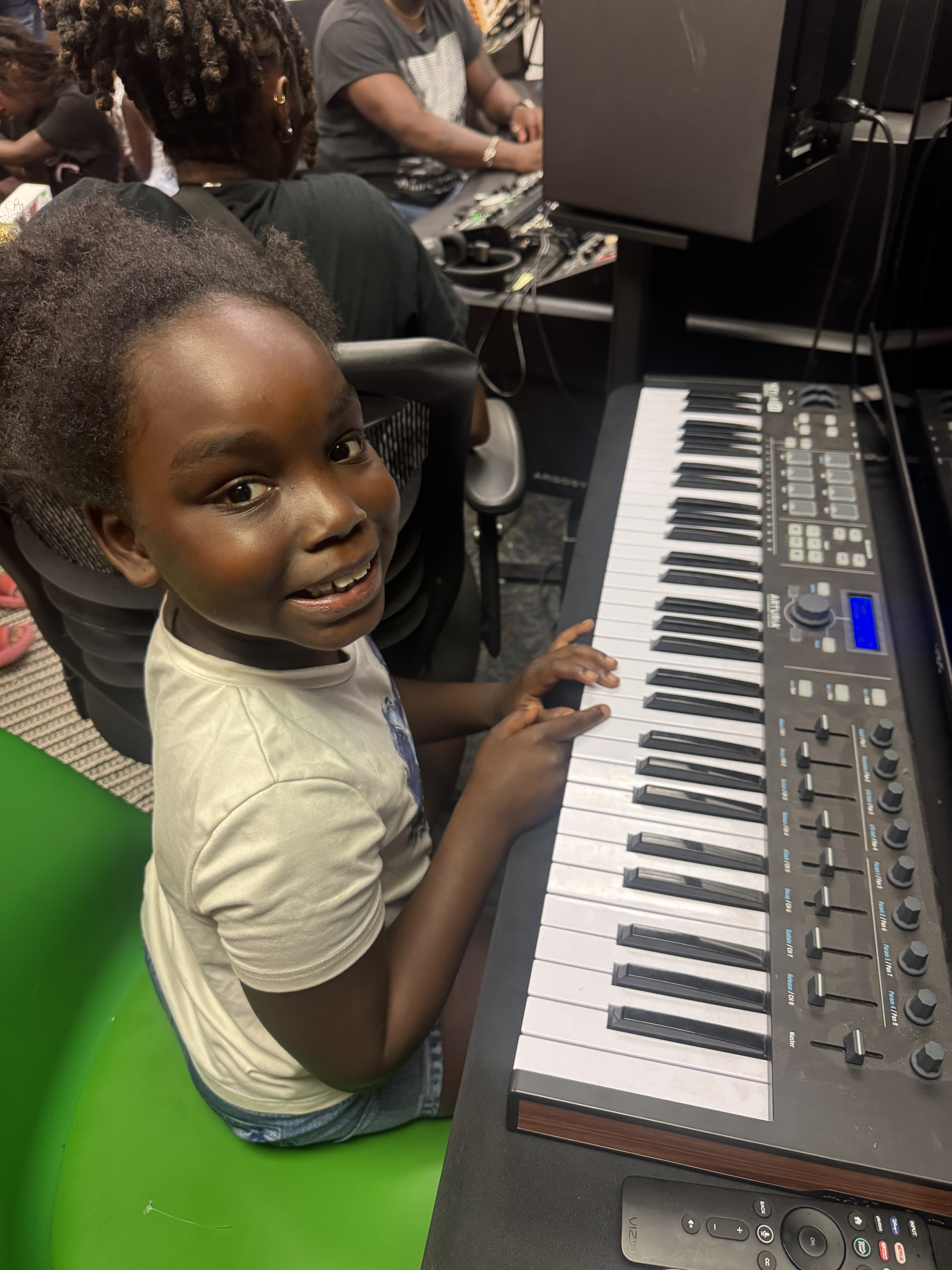 lil girl playing keyboard.png