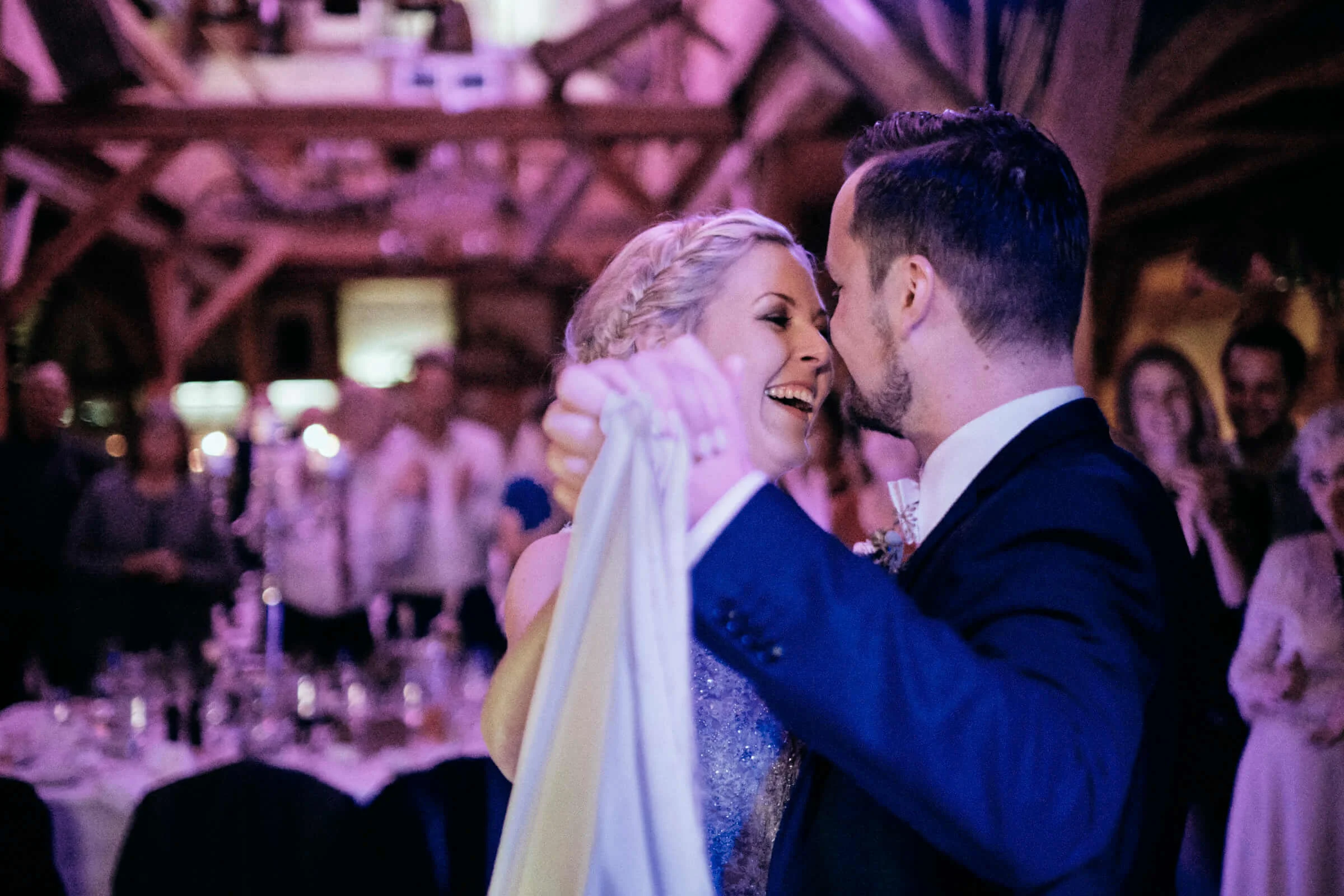 Brautpaar beim Hochzeitstanz in der Lenderstuben
