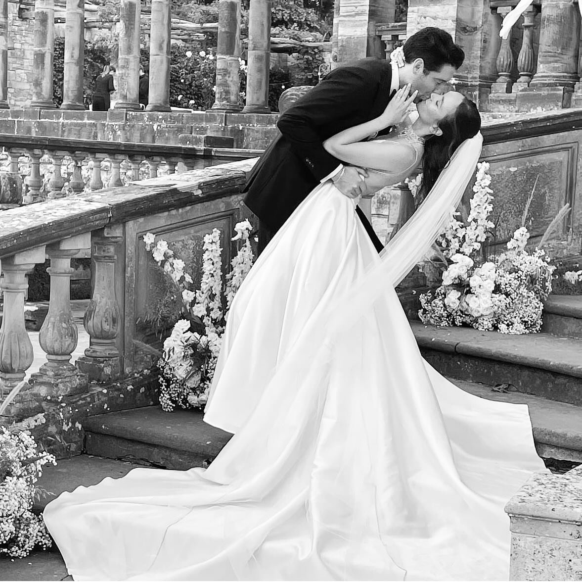 Like a fairytale!  REAL BRIDE flew over from the USA for an English fairytale dream wedding. 

Bride @anacorrinne
Groom @johnpricey
Dress Johanna by @_houseofflora_
HMUA Team @astonsmakeupandbeauty @the_pro_bridal_edit 
Photo @georgina_piper_photogra