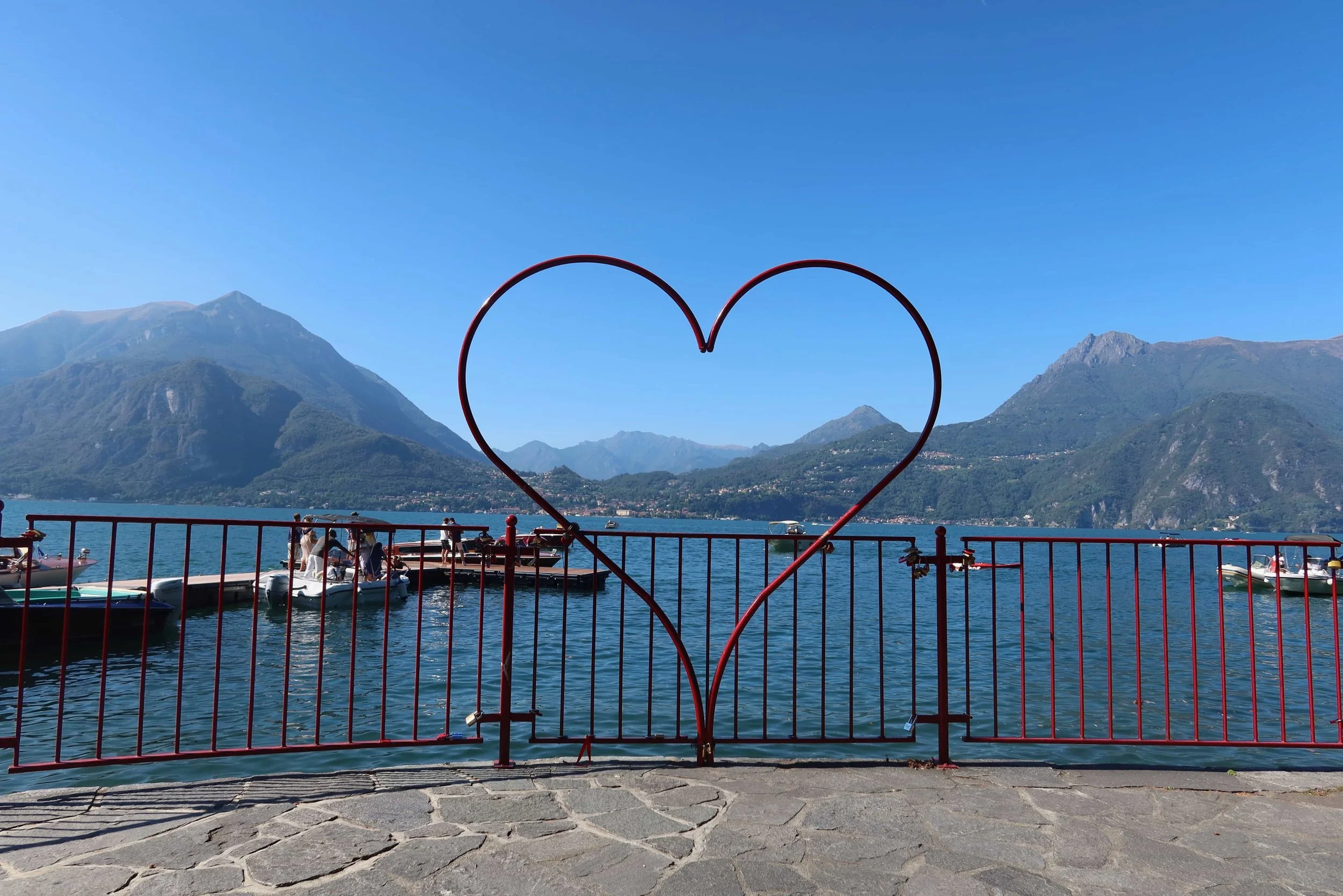 love walk varenna red heart picture spot