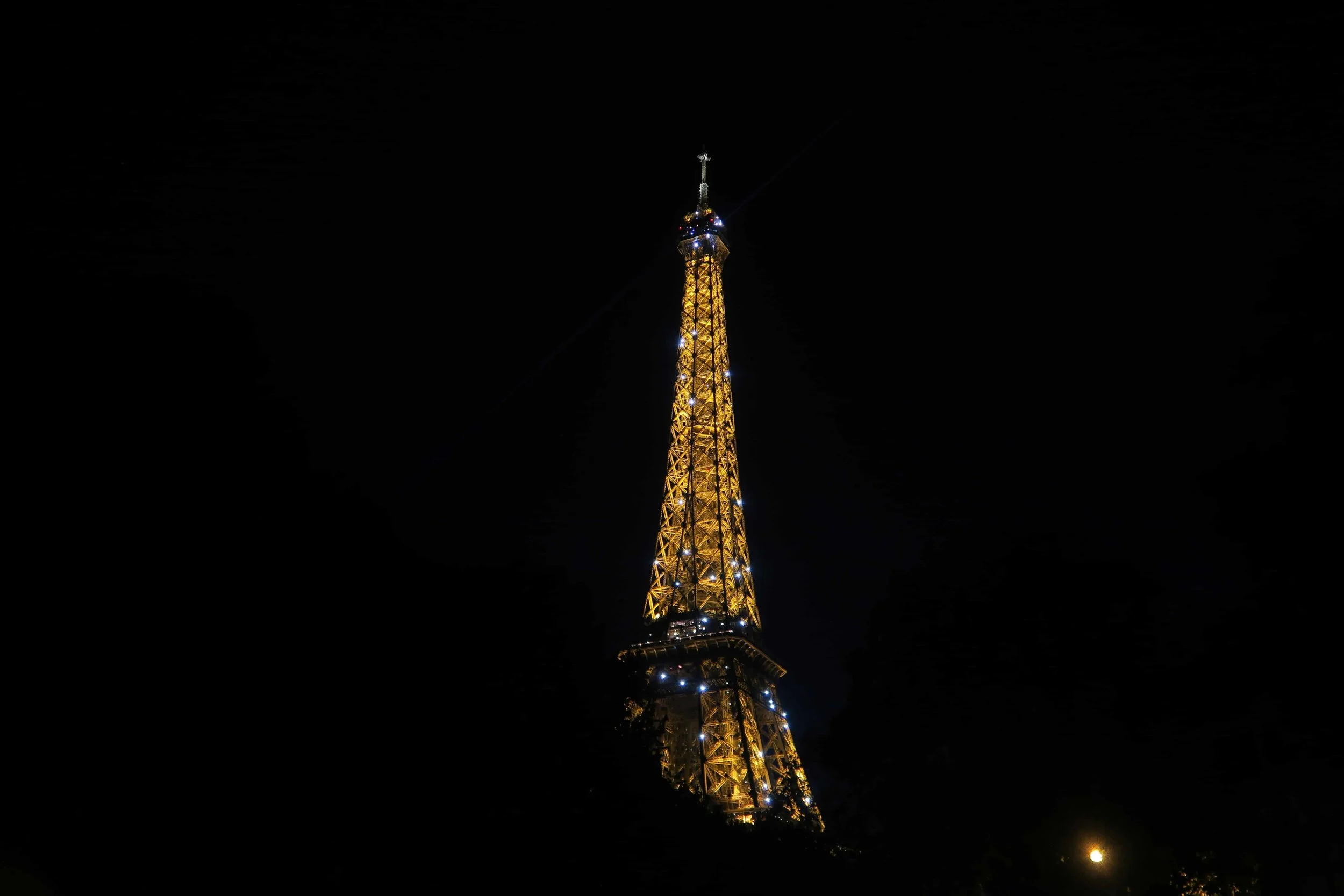 eiffel tower sparkle dark sky nearly black