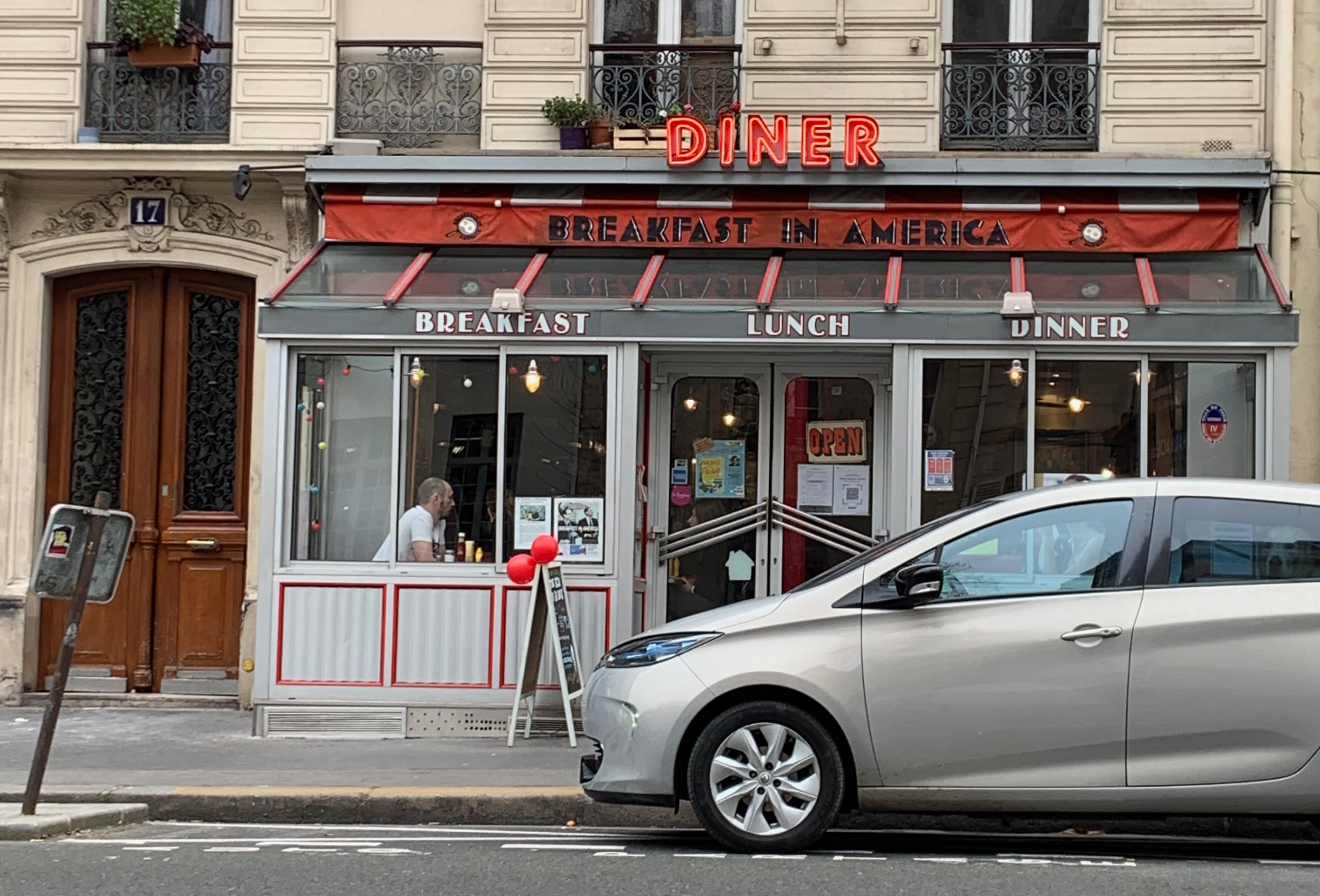 breakfast in america paris cafe