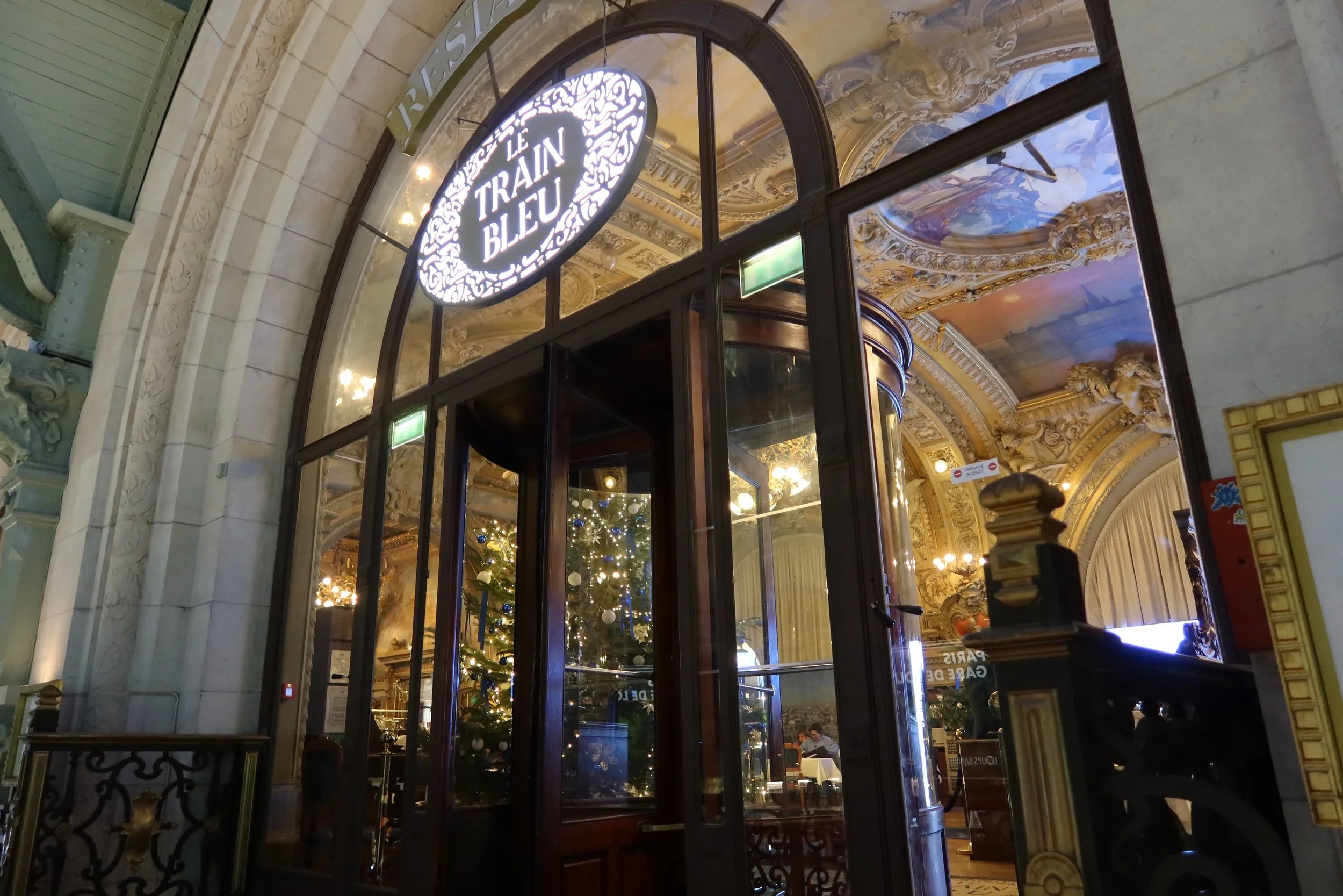 outside le train bleu