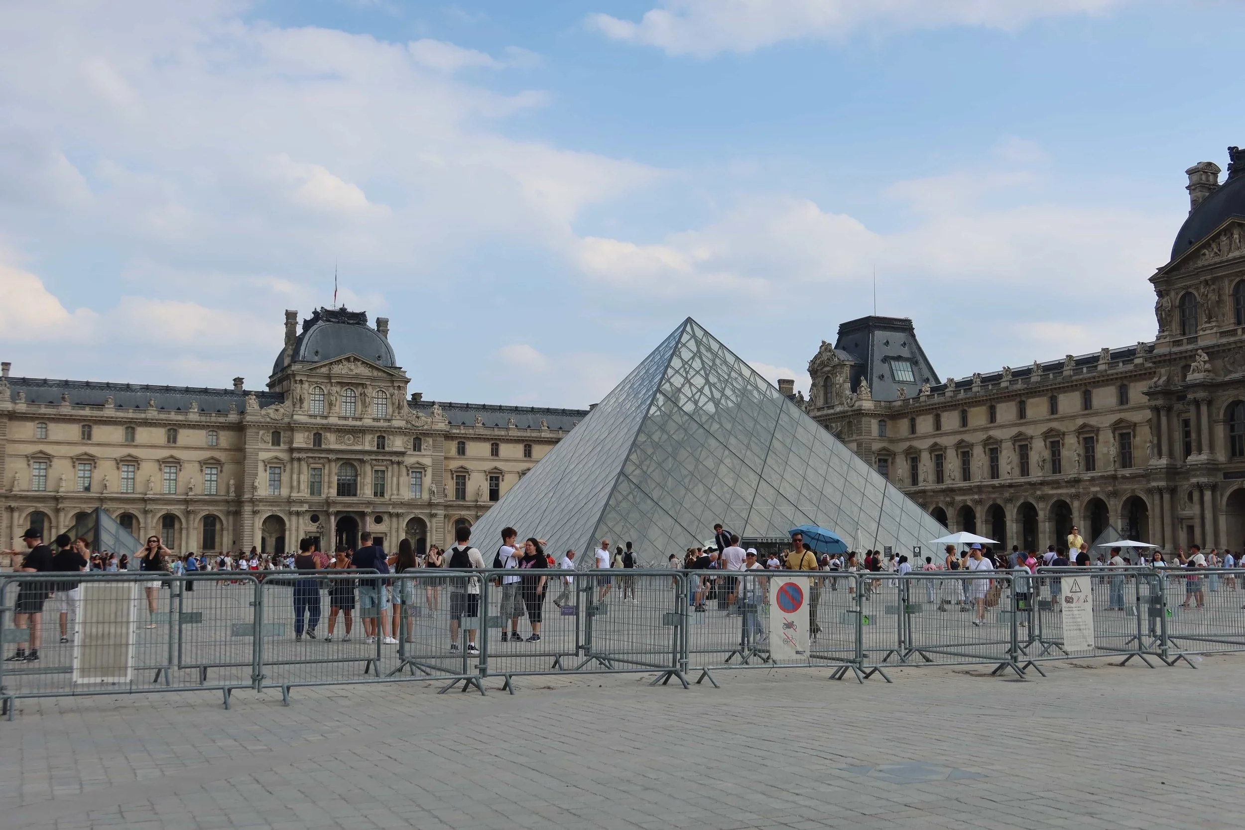 louvre in the summer not crowded