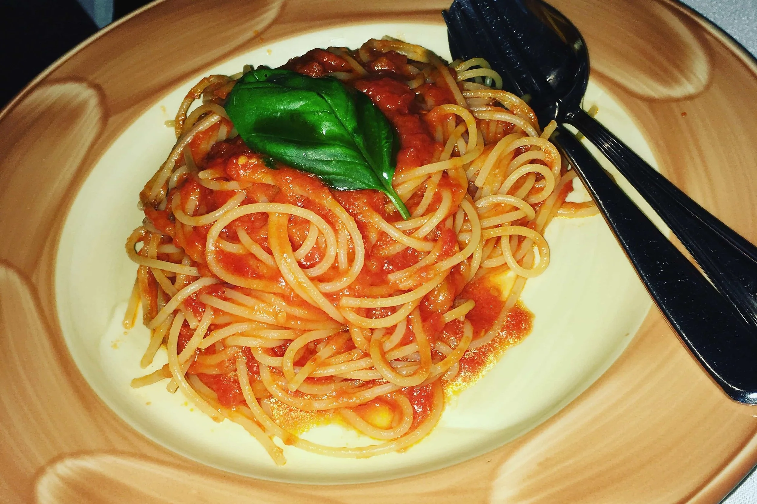 spaghetti with tomato sauce and basil