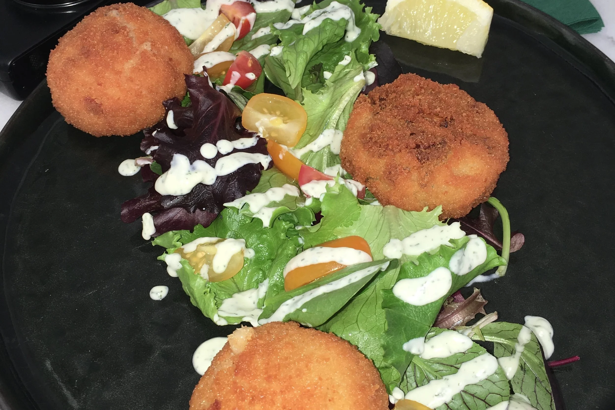croquettes belgium with green salad