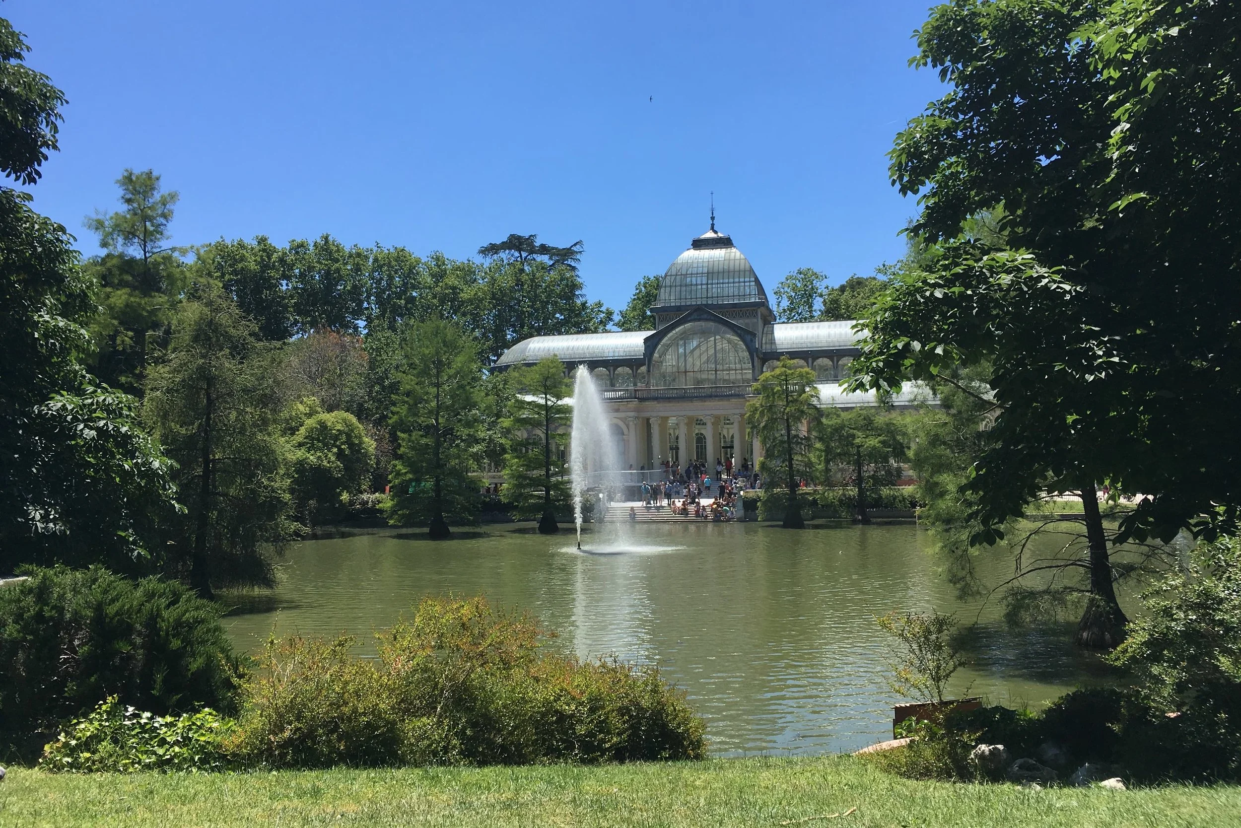palace in green park with jet d'eau