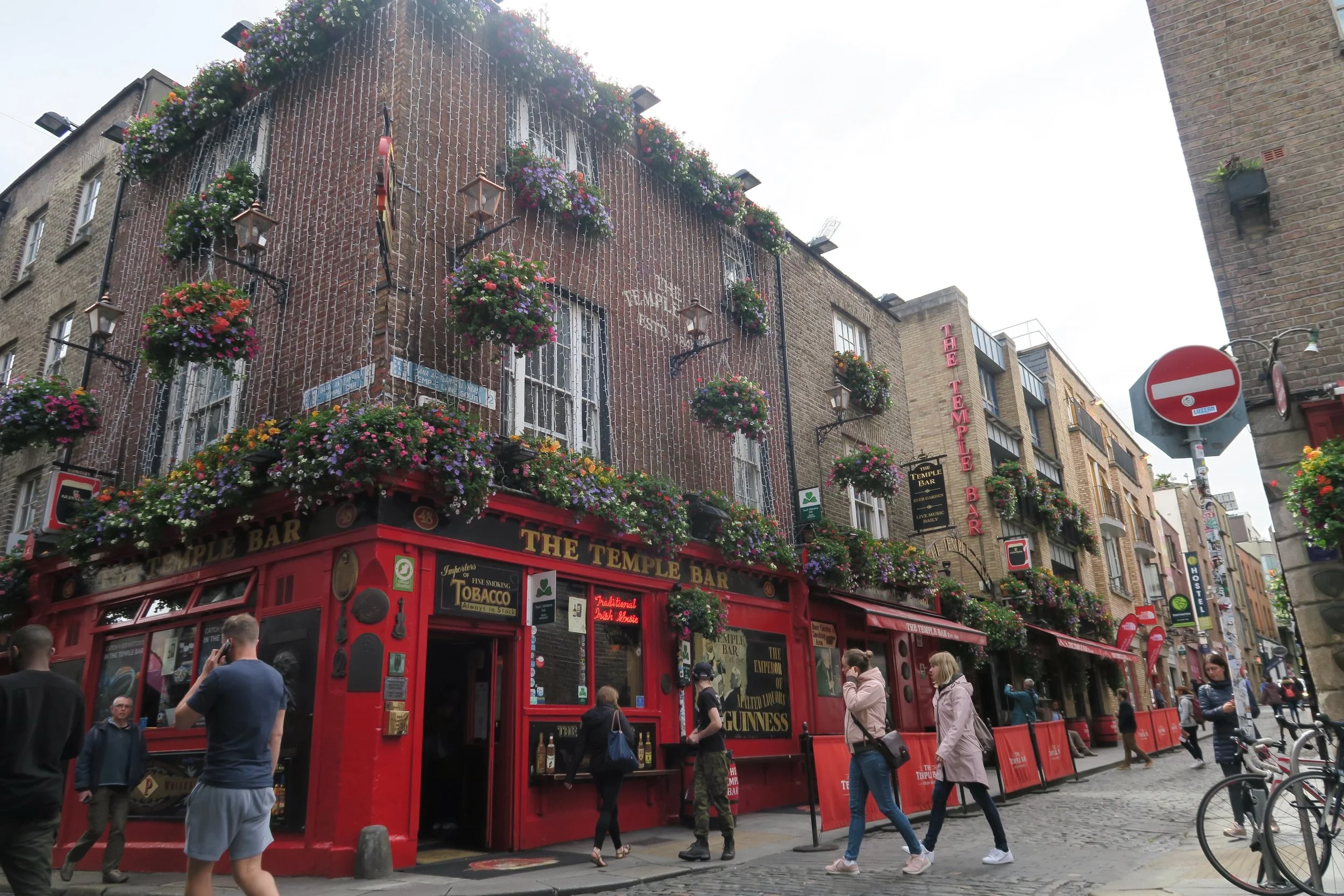 temple bar dublin ireland red exteroir