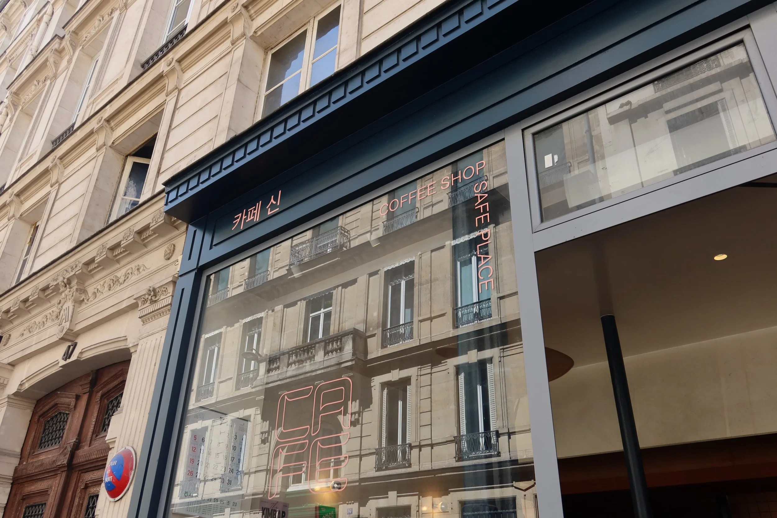 outside shin coffee shop paris