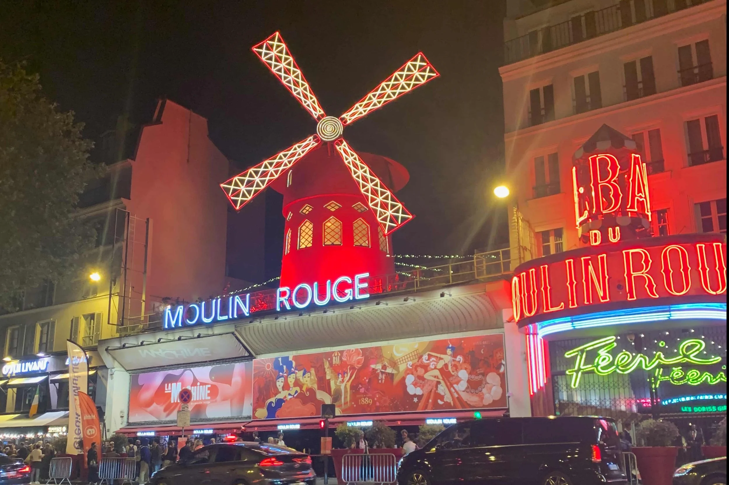 moulin rouge at night red windmill