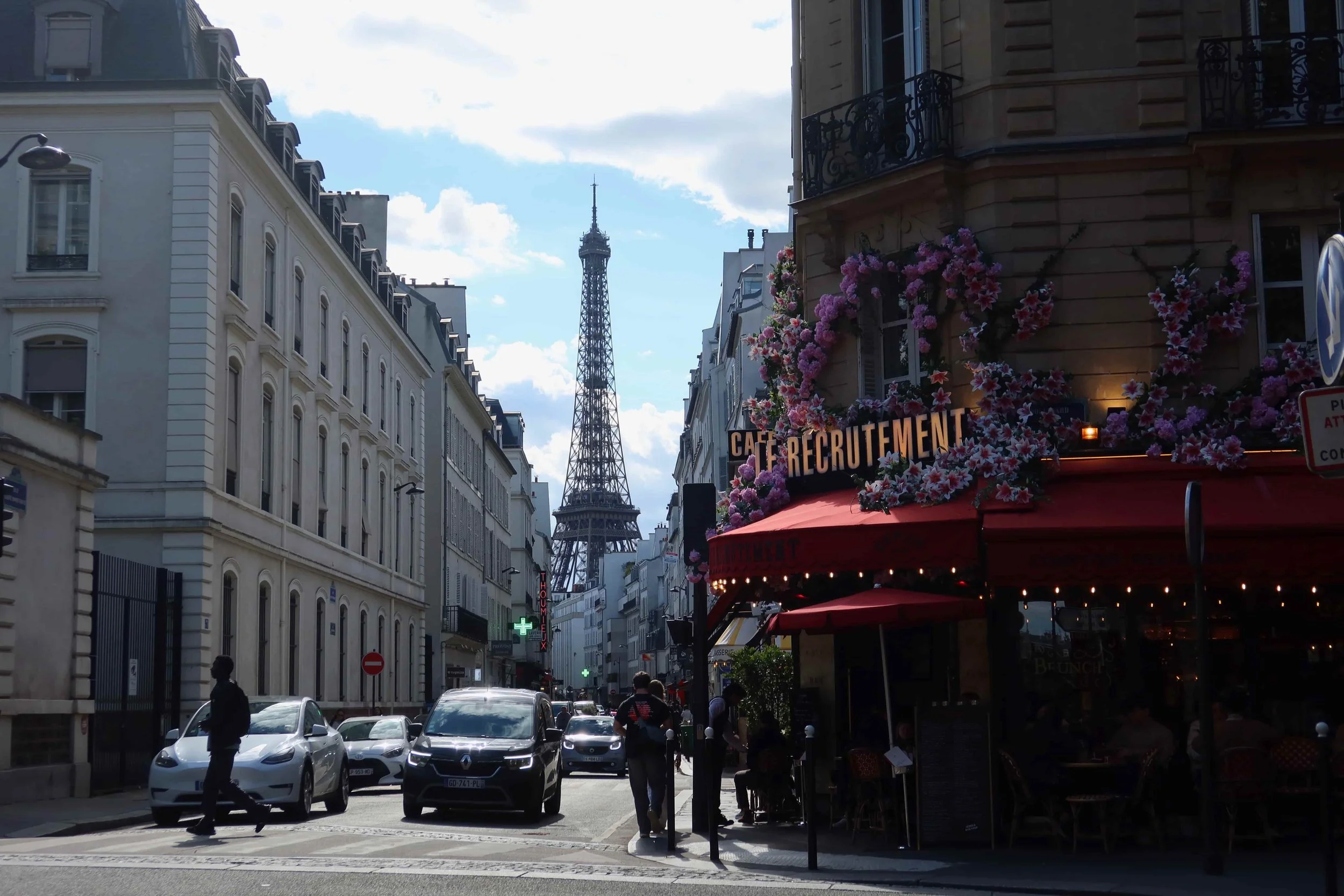 eiffel tower straight shot view