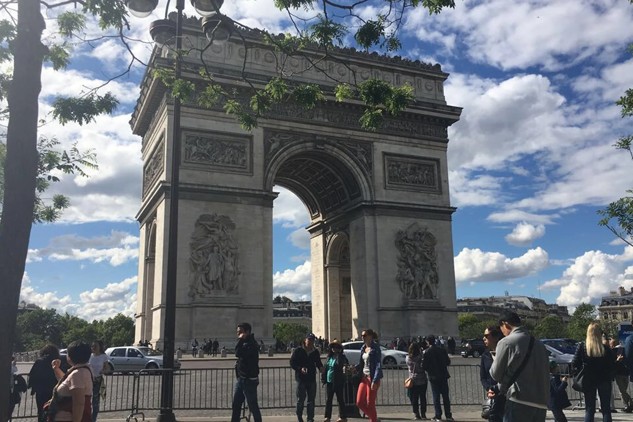 arc de triomphe cloudy day