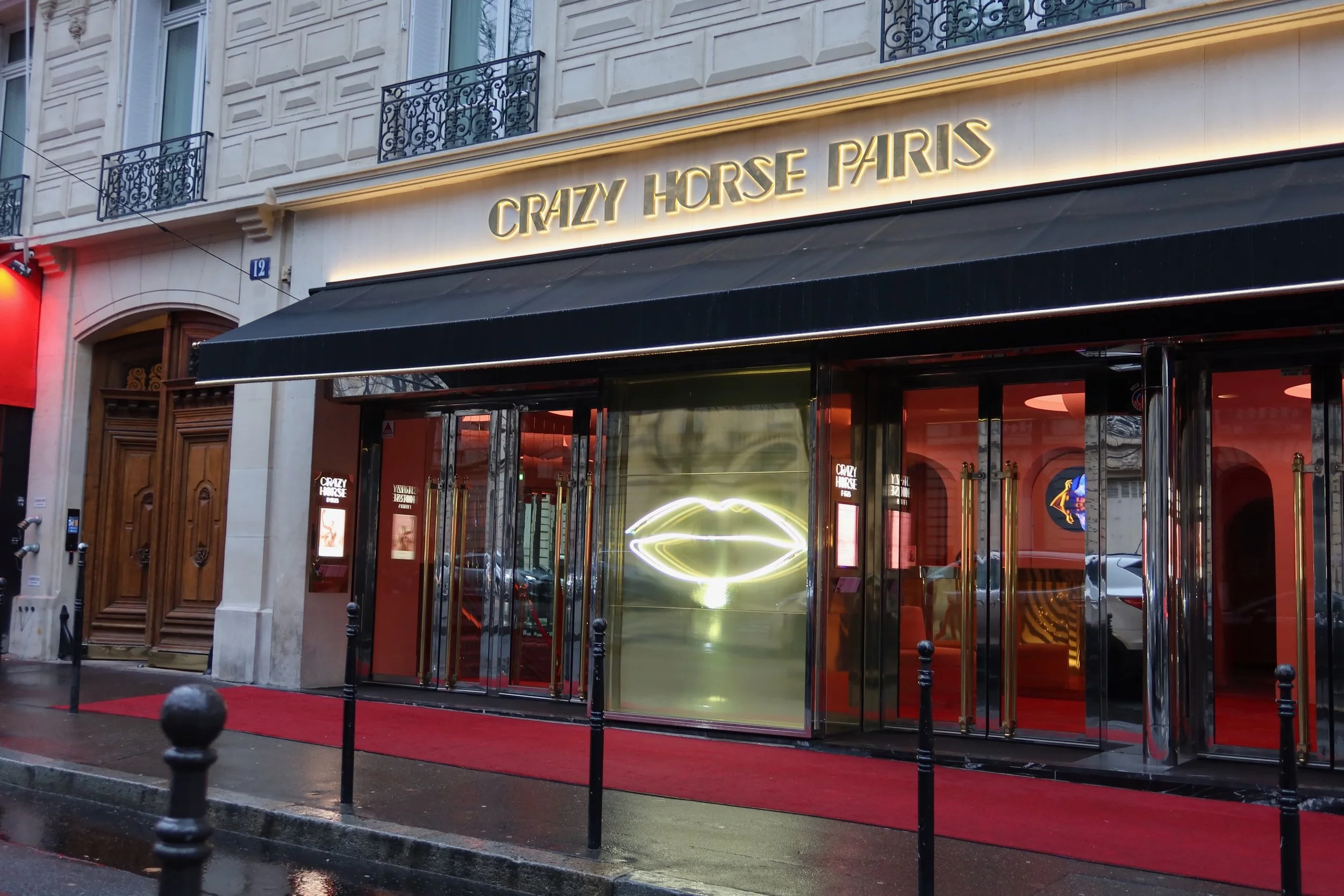 outside crazy horse paris