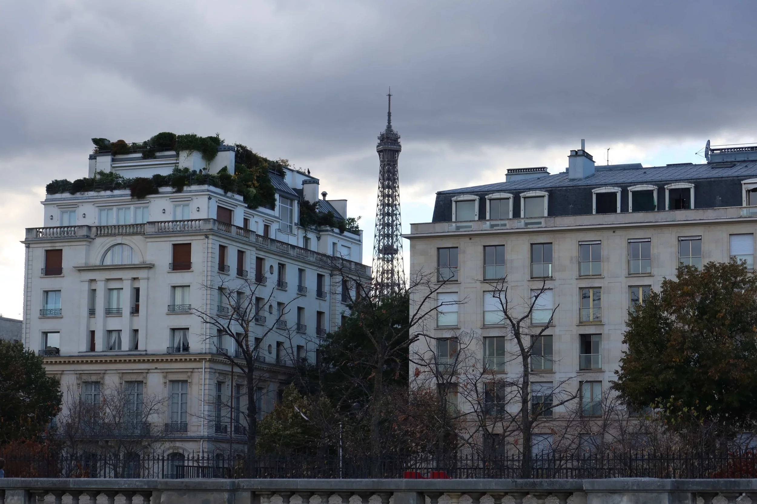 eiffel tower gloomy