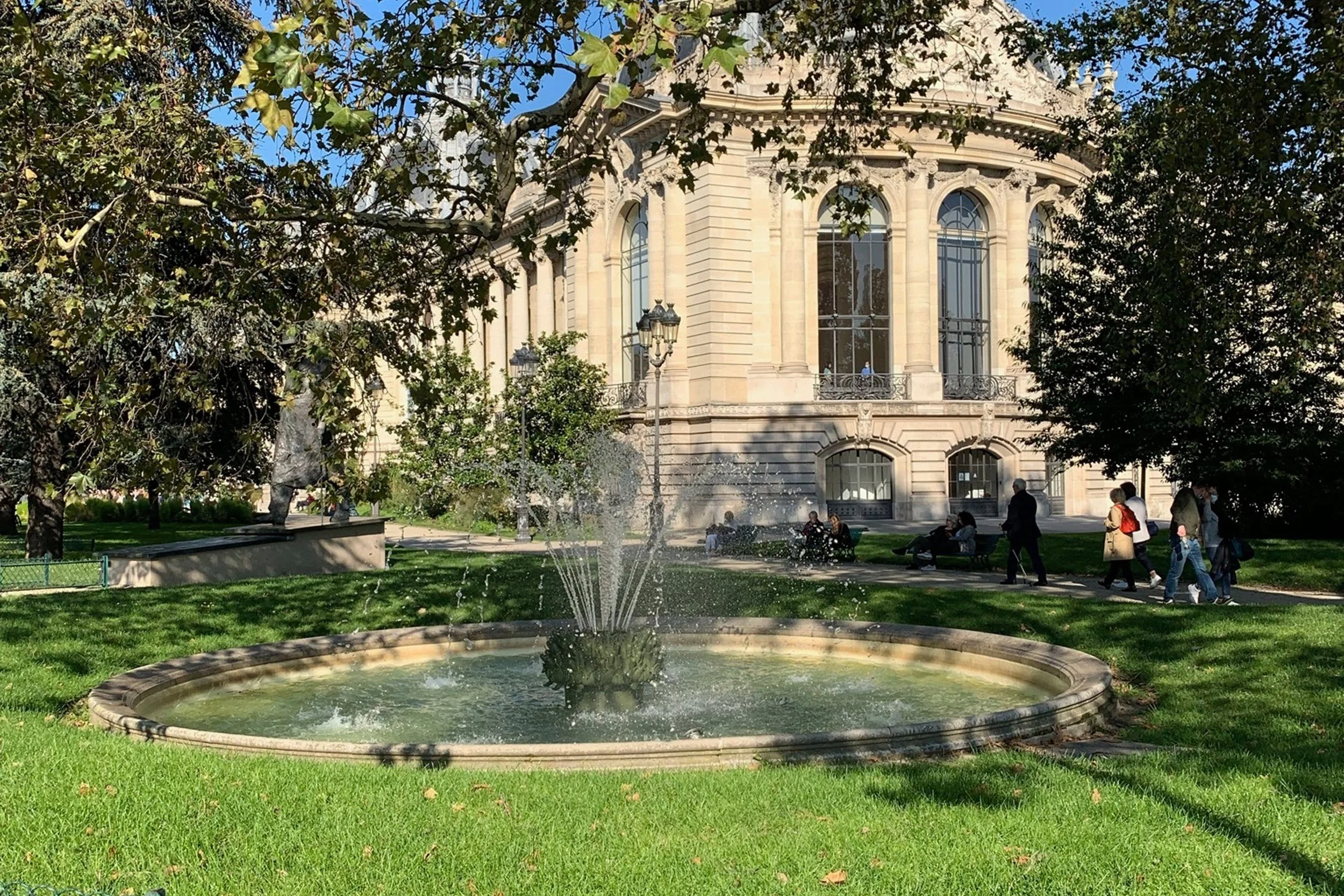 fountain and sunshine old buildings paris