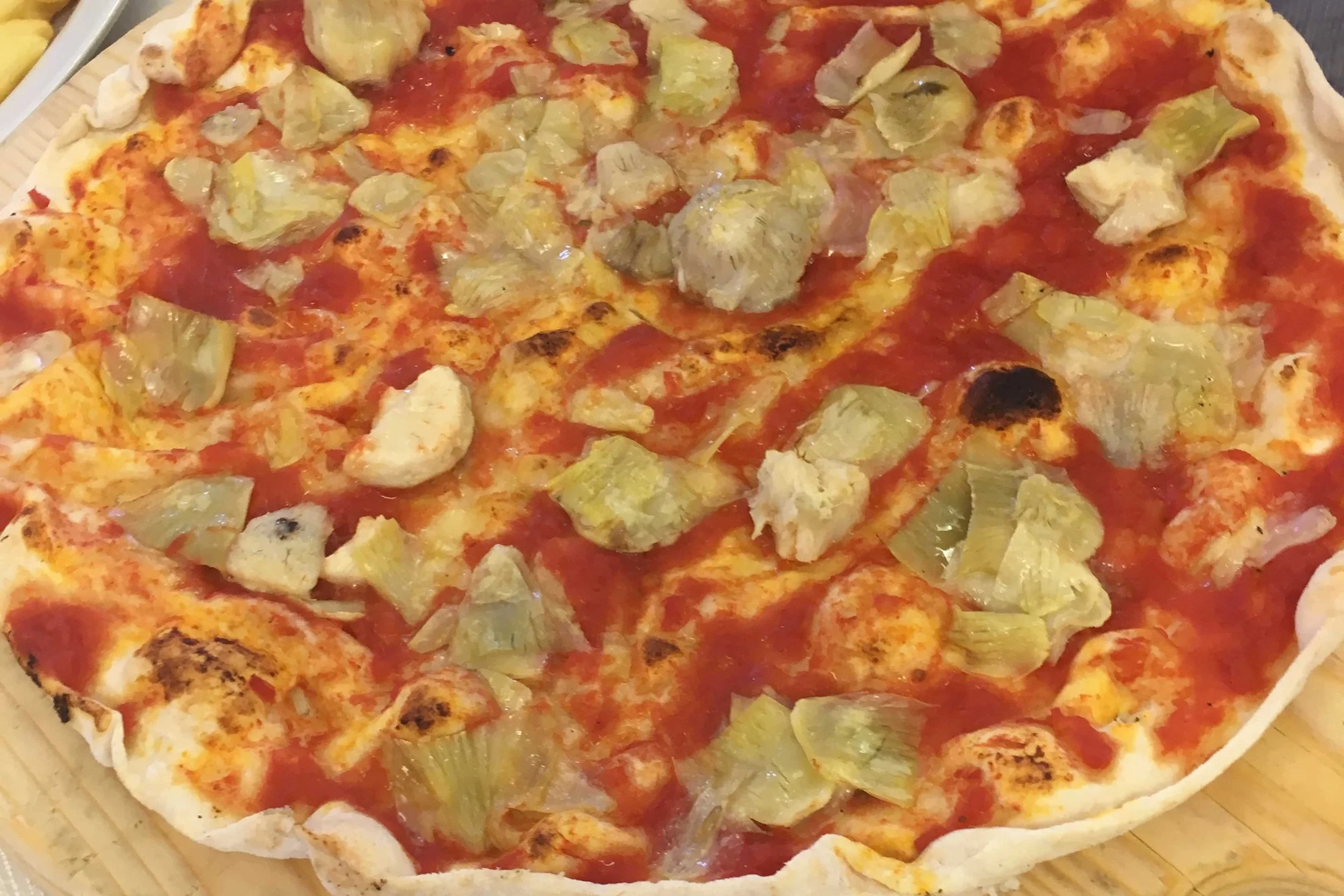 pizza with artichoke on it
