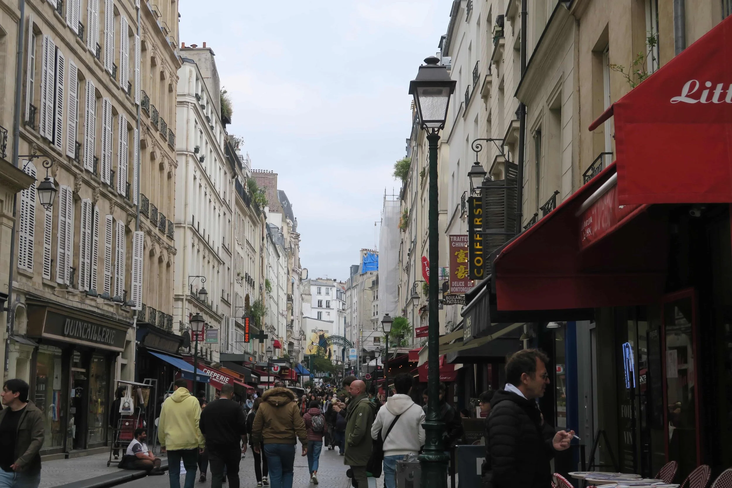 busy stret in paris