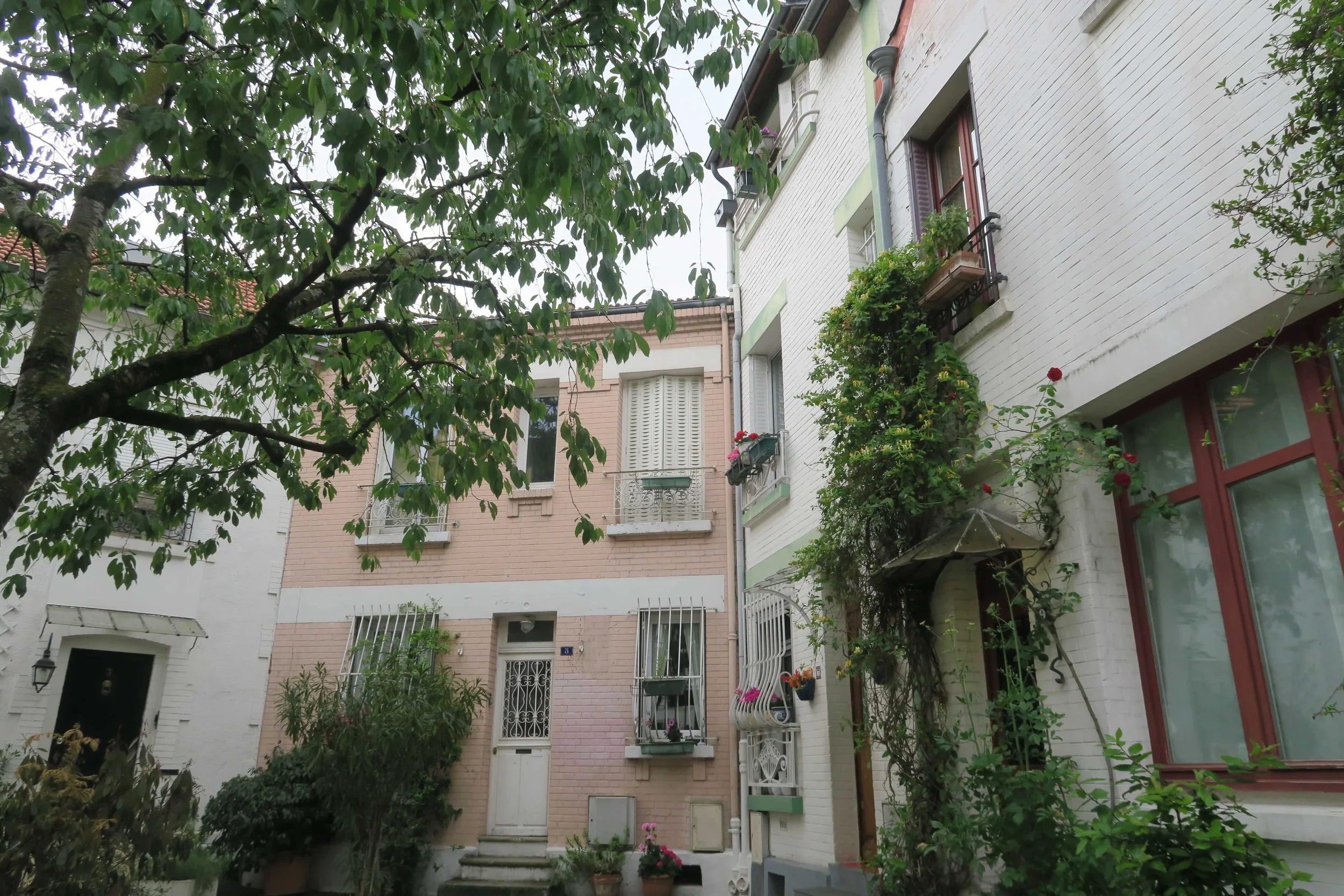 quiet pink homes in Paris