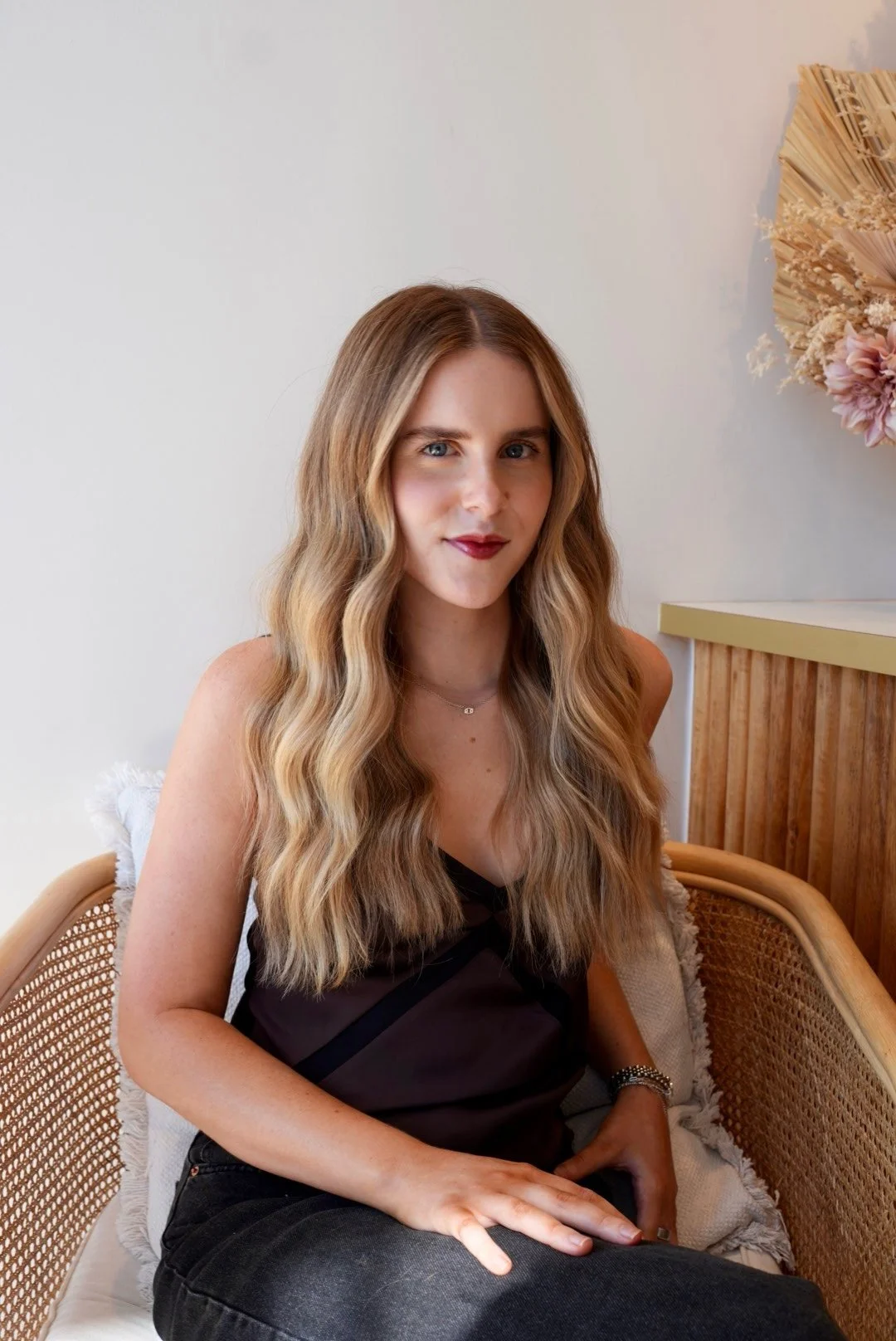 The word 'BLONDEE' in uppercase letters on a beige background.