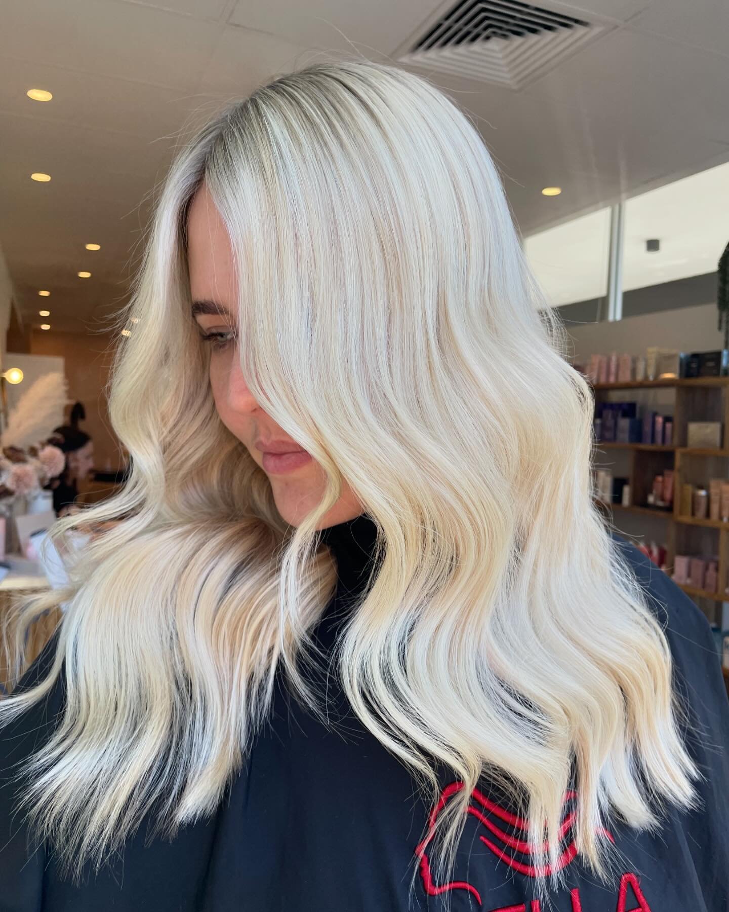 HOLLY&rsquo;S SIGNATURE 🌟We NEVER get sick of the bright, bright blondes @holly_blondee produces day after day 🤩💫

SWIPE ✨ For some of @holly_blondee&rsquo;s recent dazzling blondes. 

#blondee #brisbaneblondespecialist #brightblonde #newstead #mo