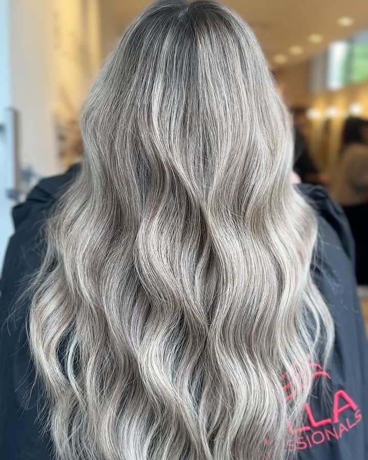 TRANSFORMATION INCOMING 〰️ This gorg Blondee babe came in feeling a tad brassy and unblended. Her inspo was this stunning wintery ashy blonde (obsessed) and @tiarna_blondee NAILED IT! ✨ Brief = met 🤝🏼

What do you think? Did we get close to the ins