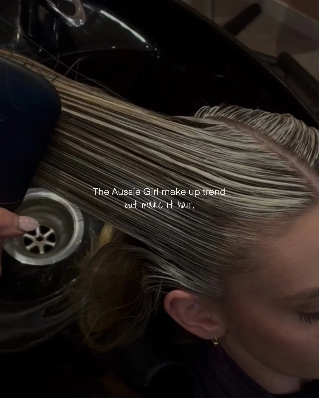 We keep seeing the Aussie Girl make up trend everywhere, so we thought we&rsquo;d make it hair 🤭

Soft, effortlessly blended highlights &amp; cool girl vibes, always.

What do you think - did we nail the brief? ☀️👙🐚

#brisbanehair #goldcoasthairdr