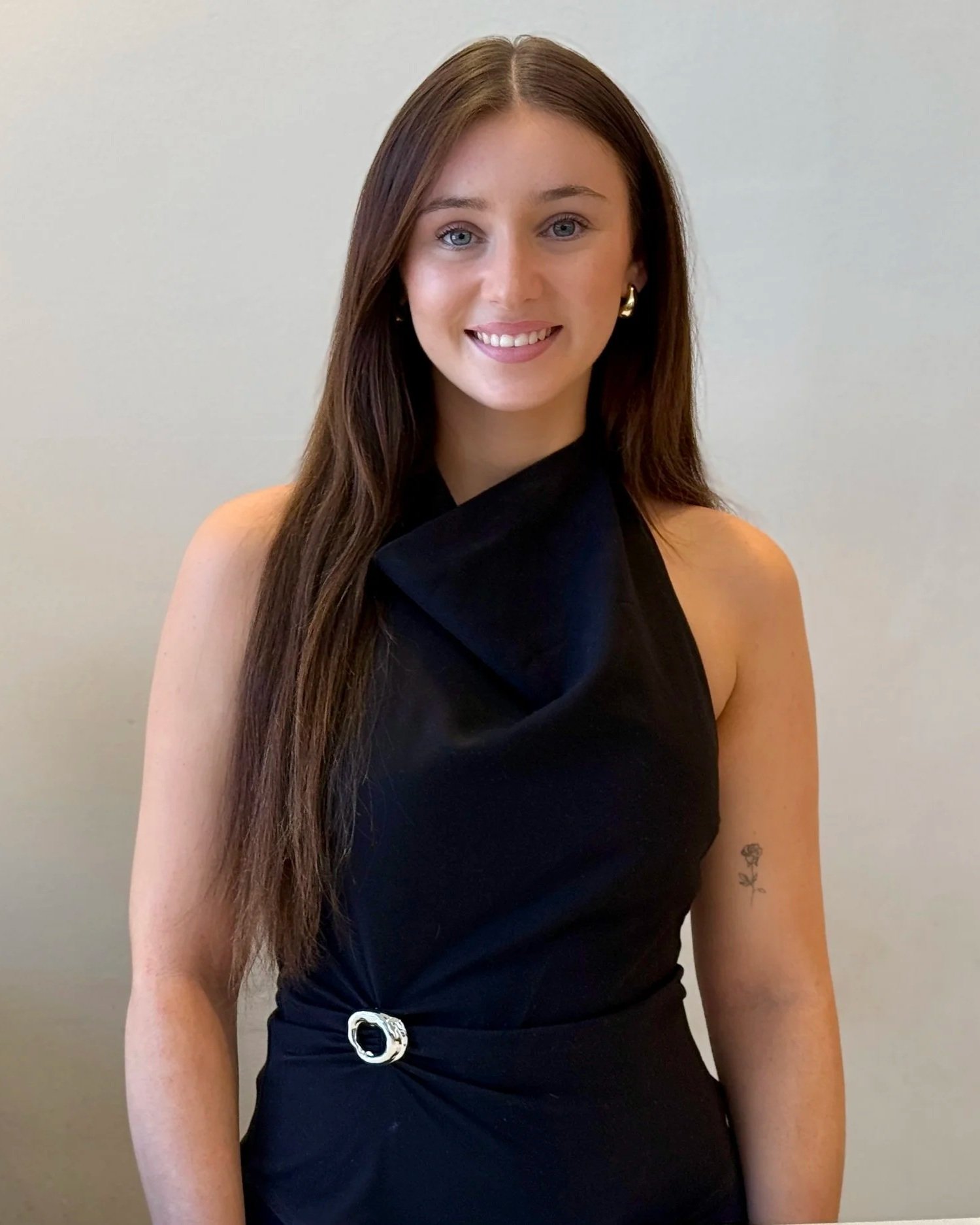 The word "BLONDEE" in brown text on a light beige background.