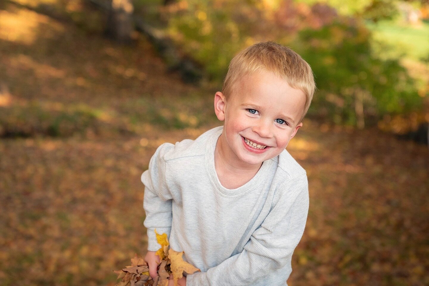 My favorite part of a photo session is letting the kids run and play... and be kids. I&rsquo;m pretty sure the leaves in his hands ended up being thrown on me a couple seconds later! 😂 how could I complain... look at that smile!! 

#nhphotographer 
