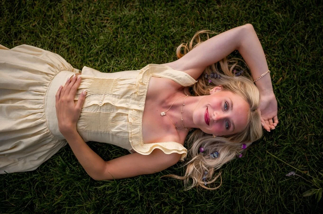 **CLASS OF 2027** Now is the time to book your senior portrait session!!! Not sure where you want your session to be held? Unsure of what location fits your vibe?  Reach out to me and I&rsquo;m happy to help you figure that out!! 
I&rsquo;m going to 