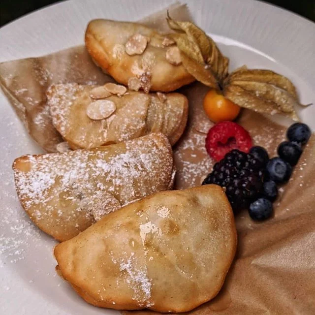 The sweetest post-meal temptation, and dinner wouldn&rsquo;t be complete without them. #PanzerottiBites
📸: yeahfoodbeer .
.
.
.
#cardoncellodivino #newforkcity #topnycrestaurants #italianrestaurant #repost #panzerotti #winespectator #italianosteria 