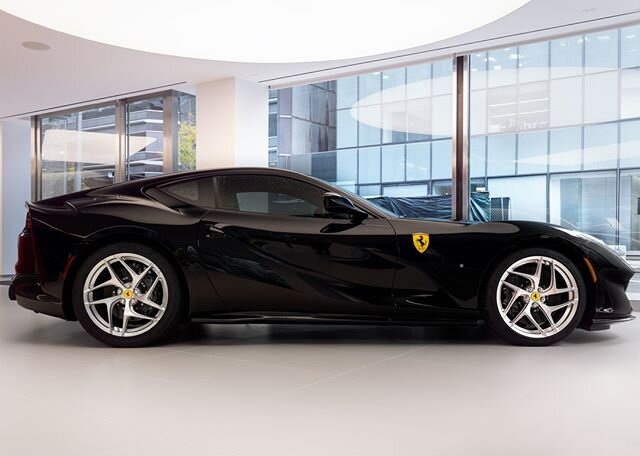 Seen in silhouette, the 812 Superfast has a fastback sleekness: a two-box design with a high tail reminiscent of the glorious 365 GTB4 (Daytona) of 1969. An elegant and sleek specification in Nero paint.