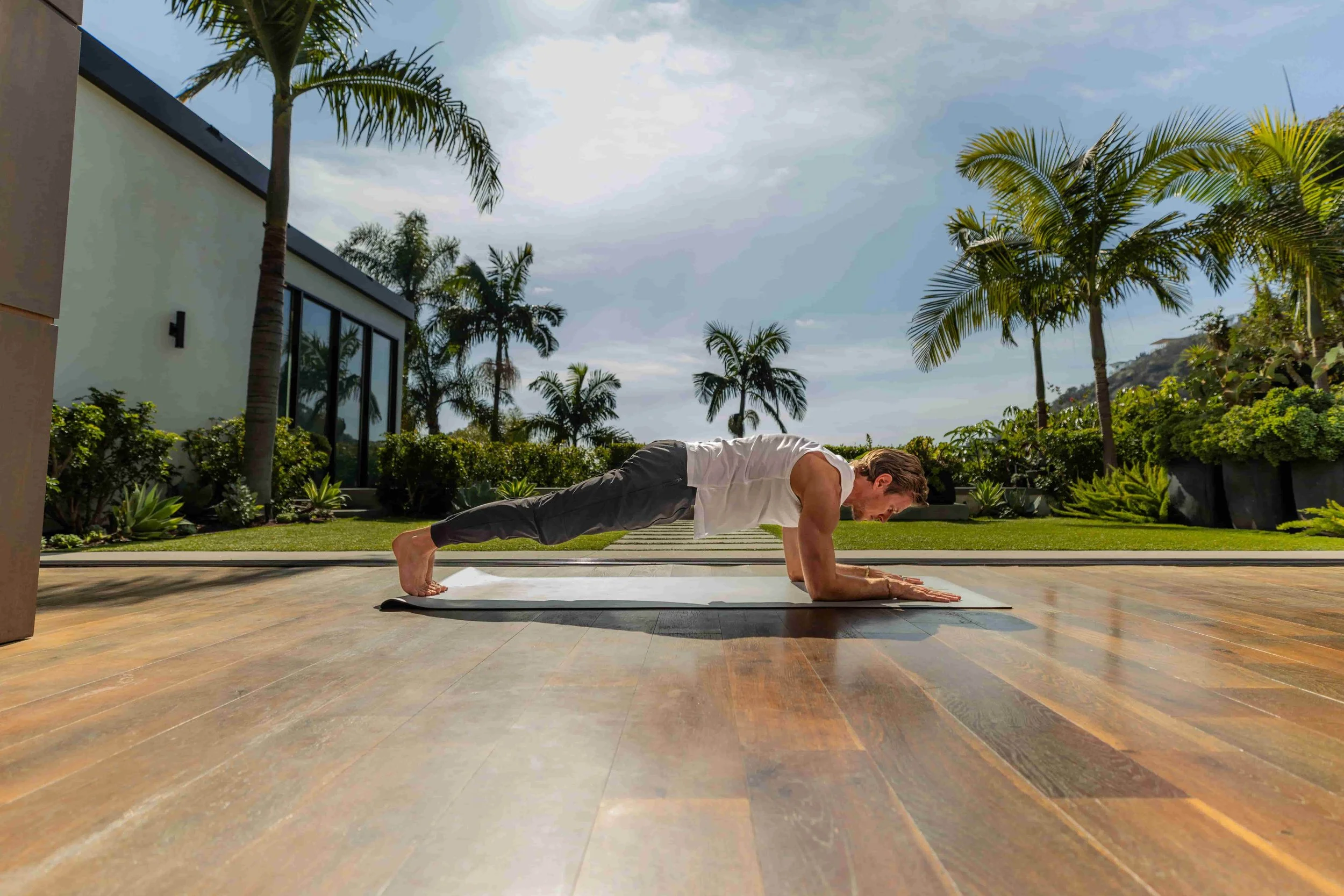 8 Deep Core Exercises to Improve Your Strength — Alo Wellness Club ...