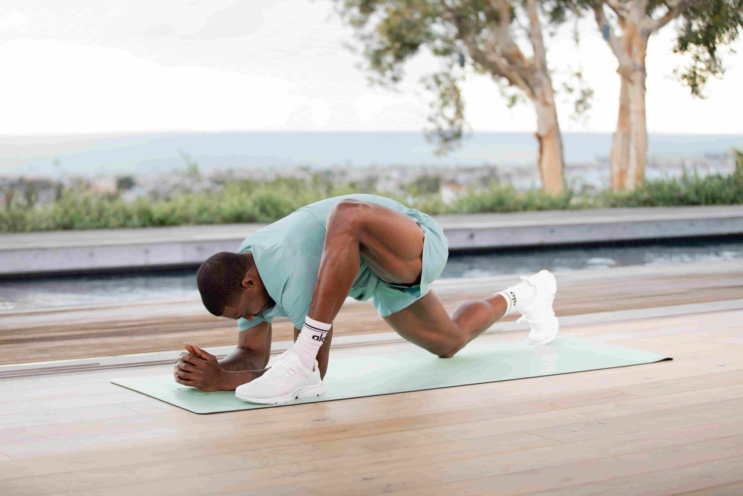 6 Best Hip Stretches for Athletes in 2023 — 10-Minute Hip Stretch — Alo  Moves