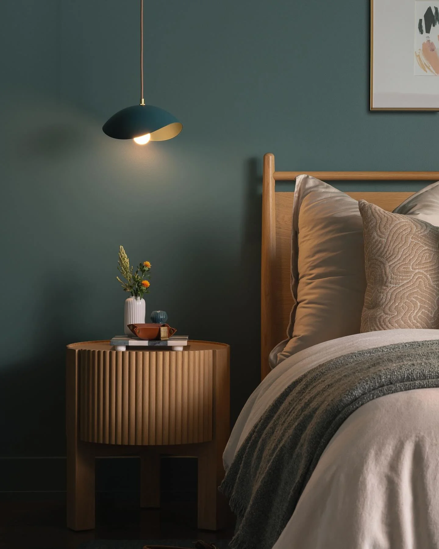 Proof that moody can still feel cozy 🌙✨ A little texture, a lot of color, and the perfect glow for slow evenings in.
&zwnj;
.
.
.
&zwnj;
Project: Carleton Ave.
📸: @jordannbrown_imaging
&zwnj;
&zwnj;
&zwnj;
&zwnj;
#OttawaHomes #MoodyInteriors #CozyH