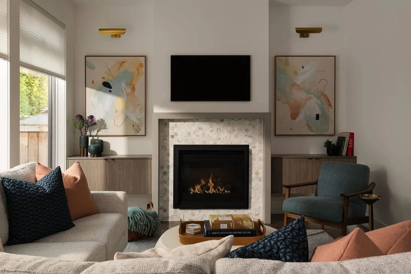 𝗙𝗿𝗼𝗺 𝗯𝗹𝗮𝗻𝗸 𝘄𝗮𝗹𝗹𝘀 𝘁𝗼 𝘁𝗵𝗶𝘀 𝘃𝗶𝗲𝘄🔥
When my clients moved into their new home, they needed everything &mdash; furniture, art, lighting, and a little design magic to pull it all together.
&zwnj;
Now, this living room feels calm, la